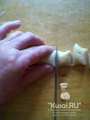 Разрезаем колбаску из теста на маленькие брусочки.