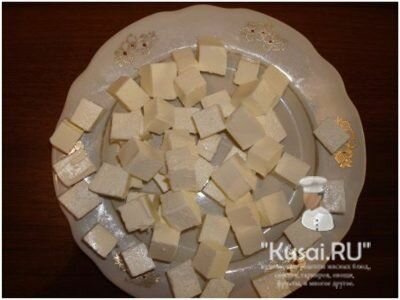 Режем кубиками сыр фета