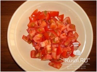 Разрезаем помидоры на ломтики