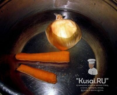 Начинаем варить лук и морковь