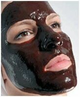Аккуратно наносим шоколадную маску на лицо