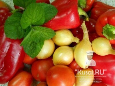 Ингредиенты для лечо - красный перец, свежие сочные помидоры и лук