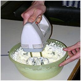 Масло в домашних условиях можно приготовить с помощью блендера, миксера или комбайна.