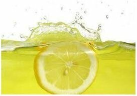 Сок лимона может выводить пятна с одежды.