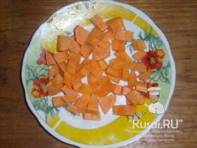 Нарезаем морковку.