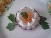 Украшение блюд: цветок из лука и моркови.